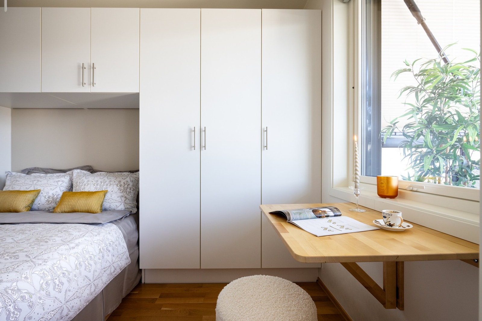 Plassbesparende skapløsning rundt sengen gir godt med lagring. Galleribilde