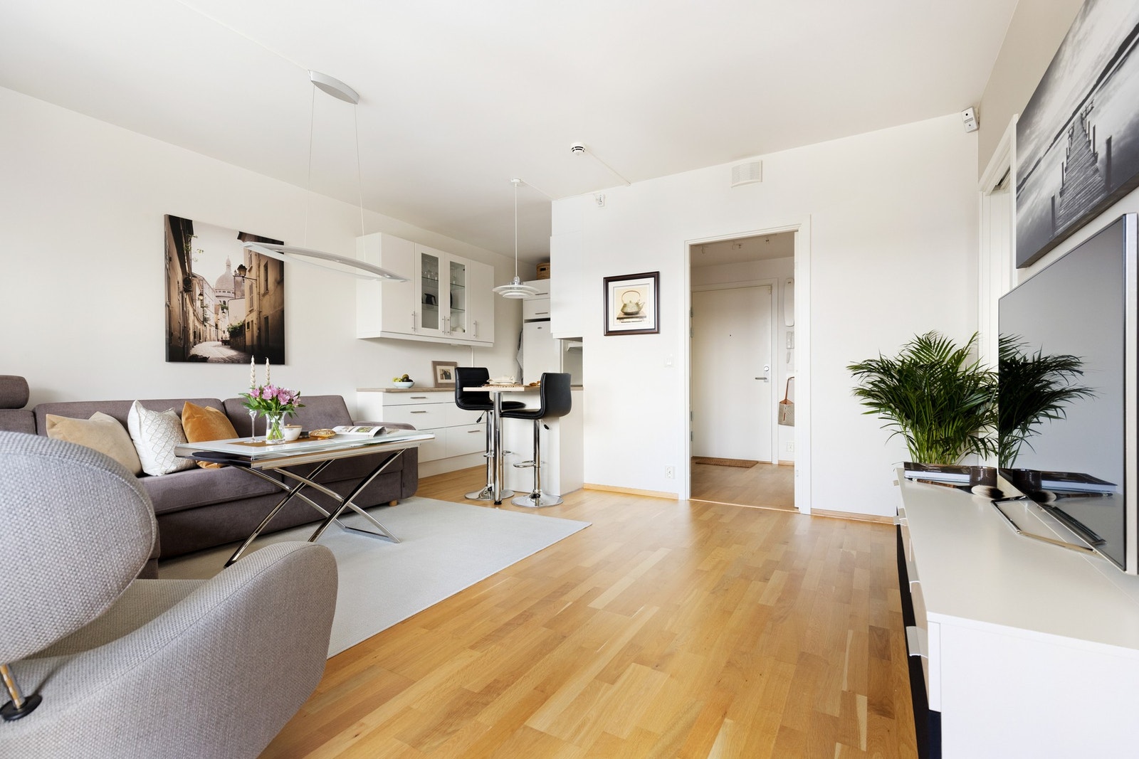 Stue og kjøkken er i åpen løsning. Galleribilde