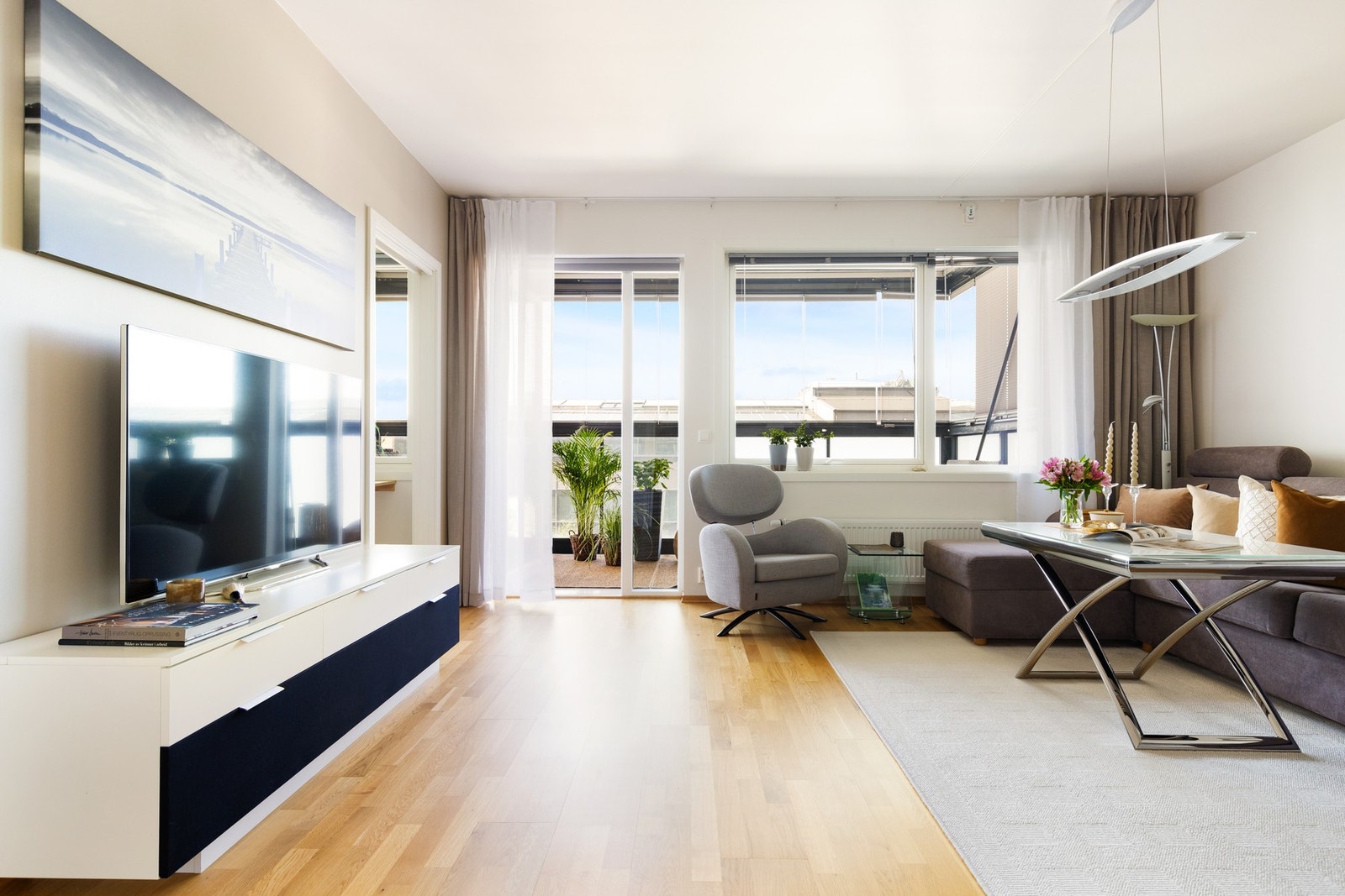 Oppholdsrommet er malt i lyse fargevalg og har parkett på gulv - noe som er gjennomgående for hele boligen med unntak av bad. Galleribilde