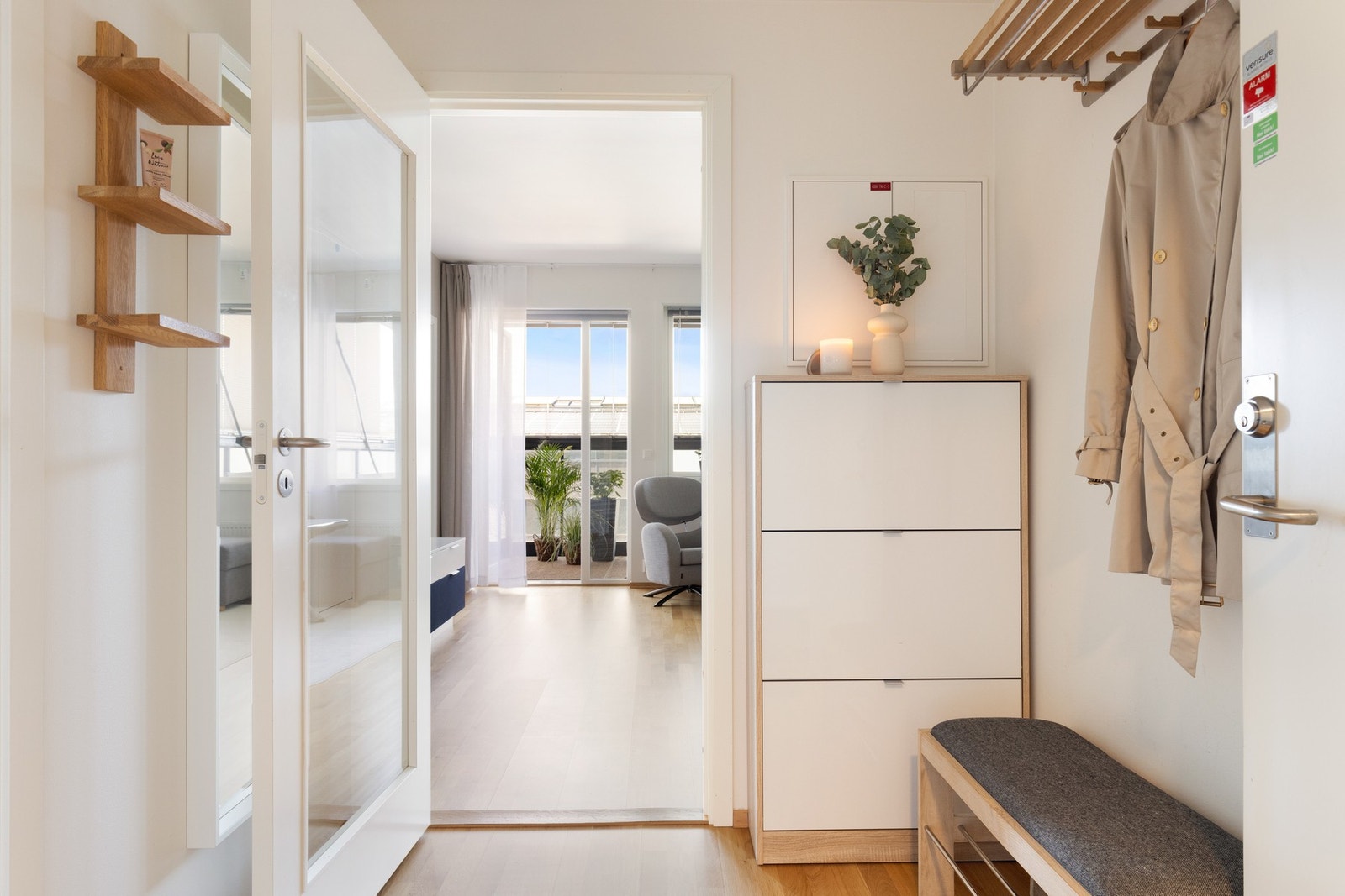 Lys entré gir godt førsteinntrykk av boligen. Galleribilde