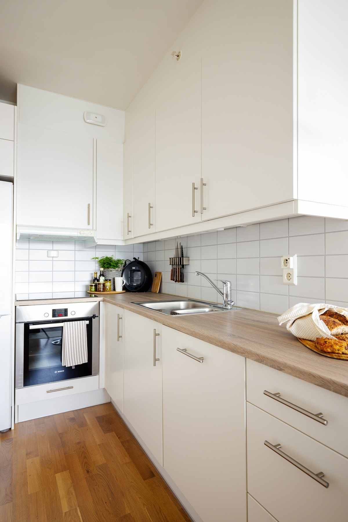 Lys glatt innredning med laminat benkeplate og nedfelt oppvaskkum med ett-greps blandebatteri. Galleribilde