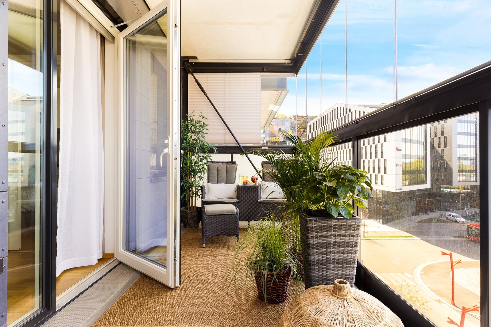 Balkongen er innglasset og gir med det en forlengelse av sommerhalvåret. Galleribilde