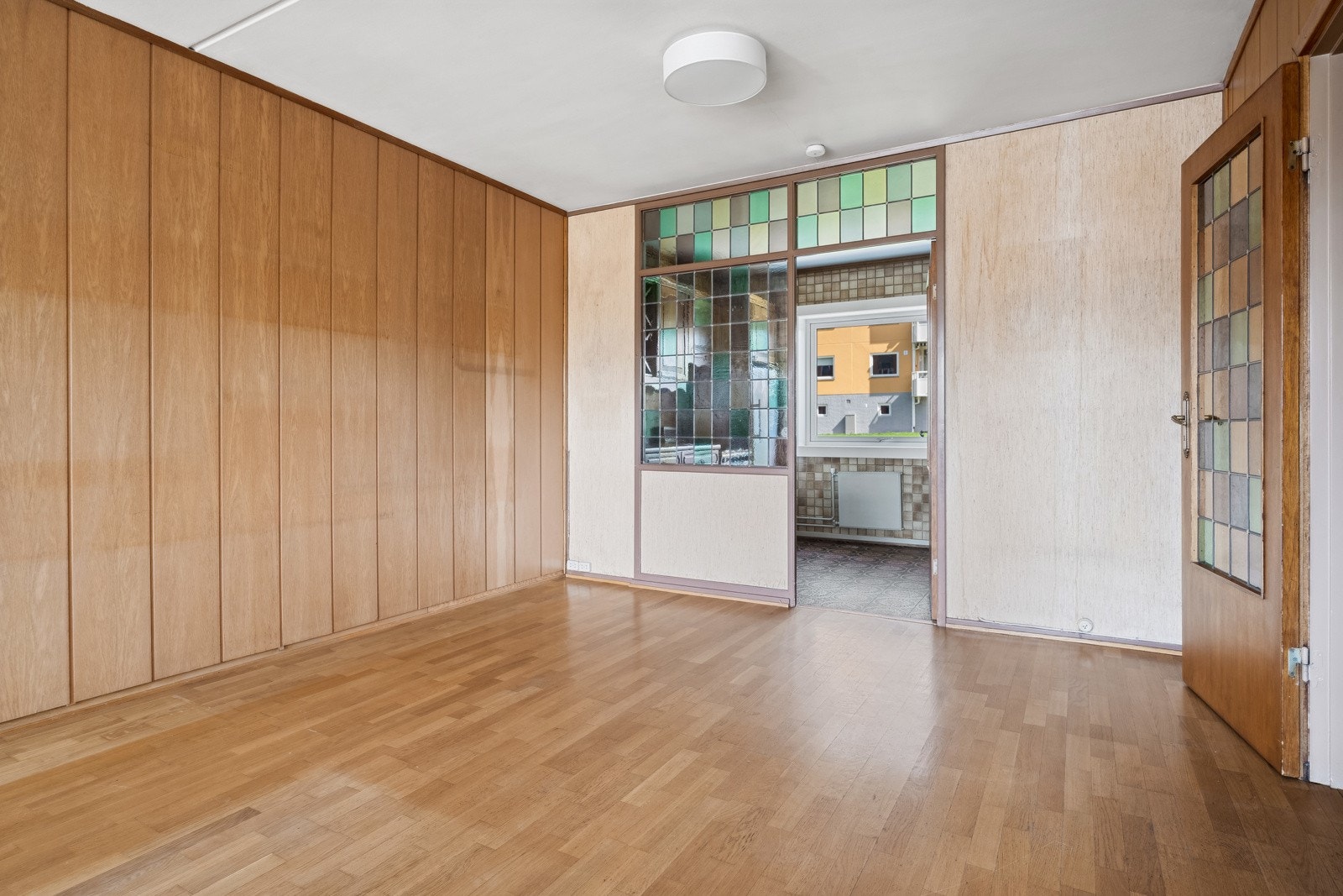 Stue mot kjøkken. Her er det det mange som lager lager åpen kjøkken/stue løsning. Galleribilde