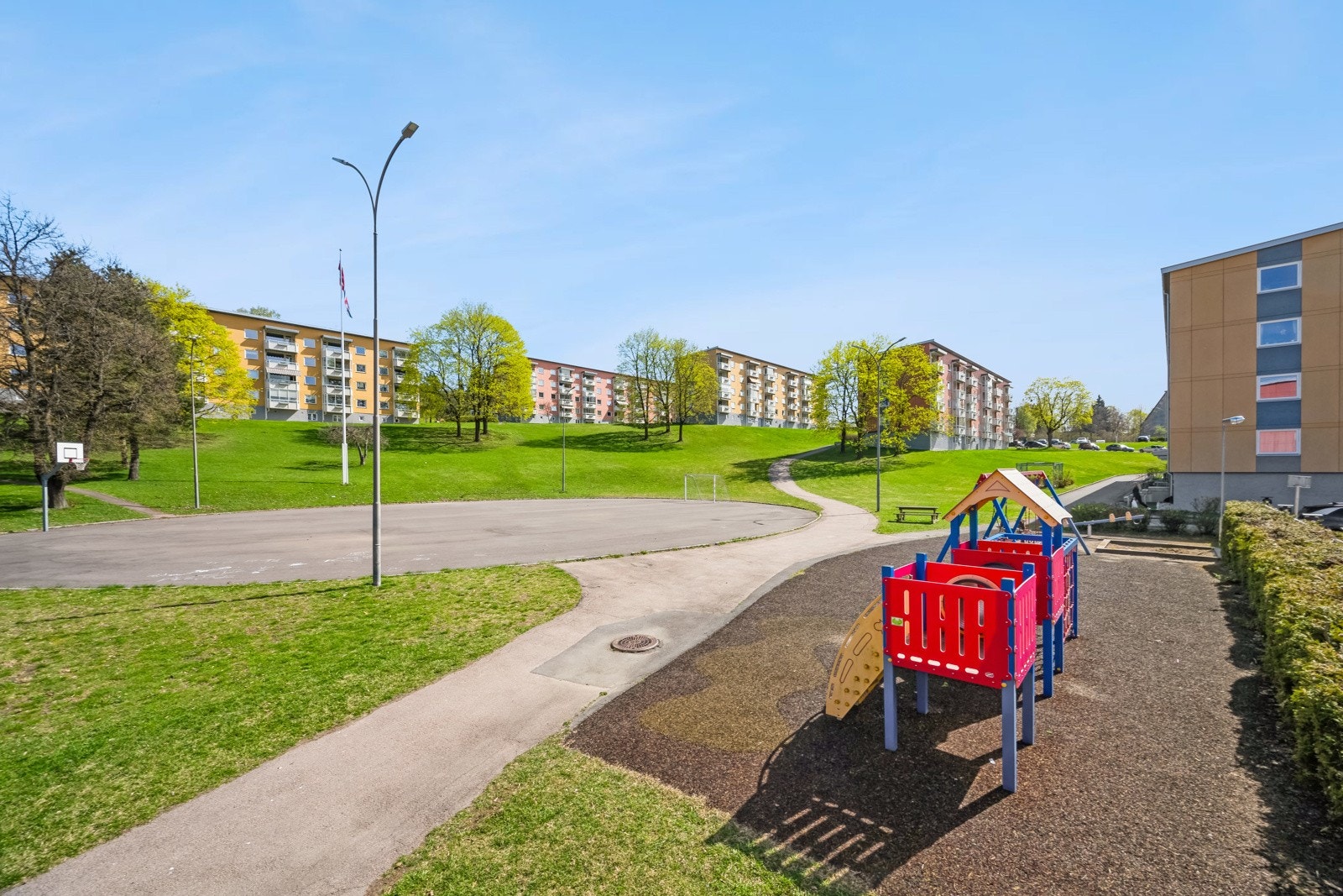 Flotte fellesområder med lekeplasser og sittegrupper. Galleribilde