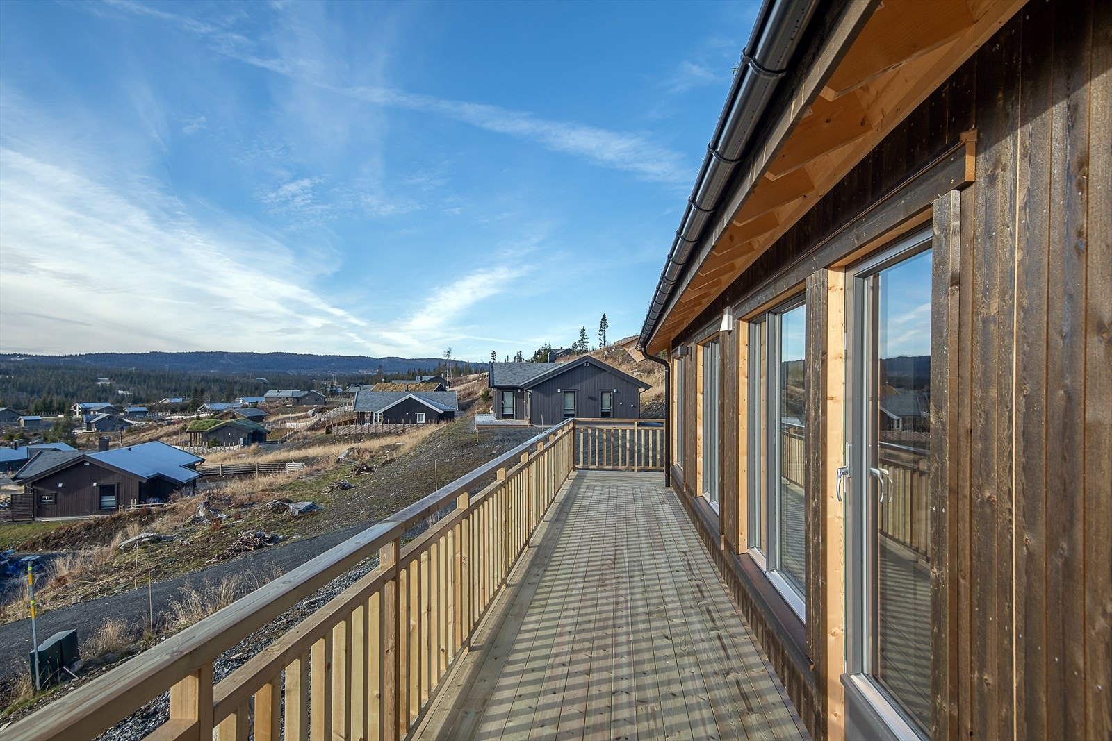 Stor og flott terrasse i hyttens bredde Galleribilde