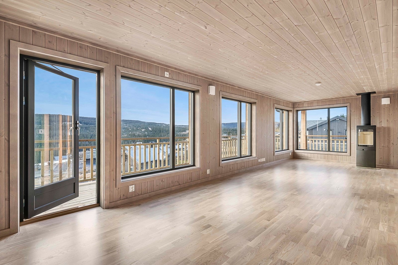 Fra stua er det utgang til den solrike terrassen som strekker seg over 3 sider av hytta og som er overbygget mot vest. Galleribilde