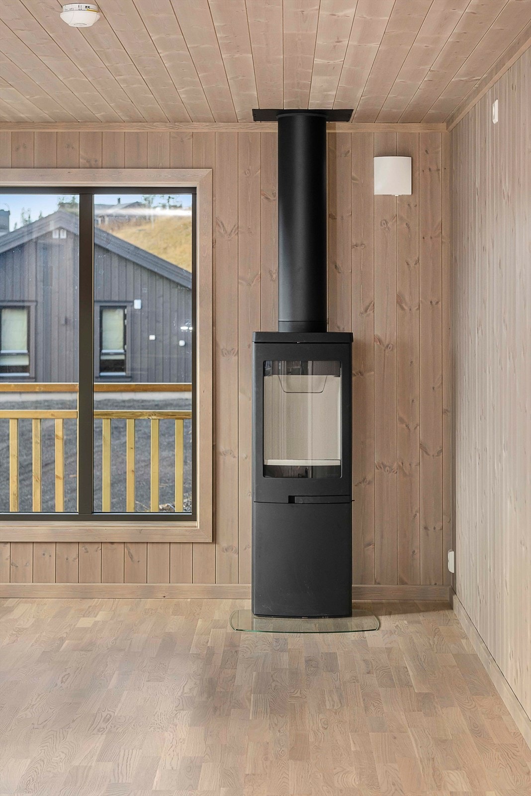 Peisovn med glassdør gir lun varme og den rette hyttefølelsen. Galleribilde