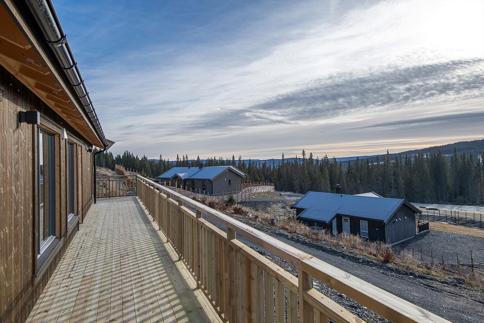 Eiendommen ligger sør-vestvendt med gode solfoforhold Galleribilde