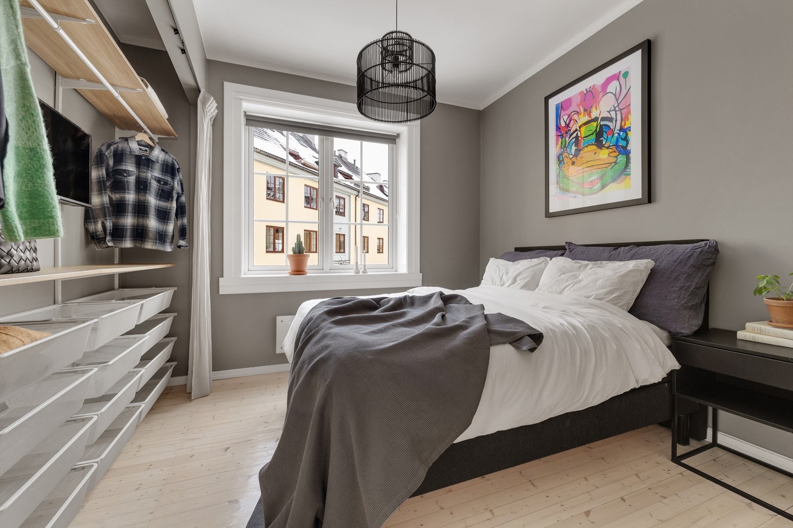 Romslig og pent soverom med stor garderobeløsning Galleribilde