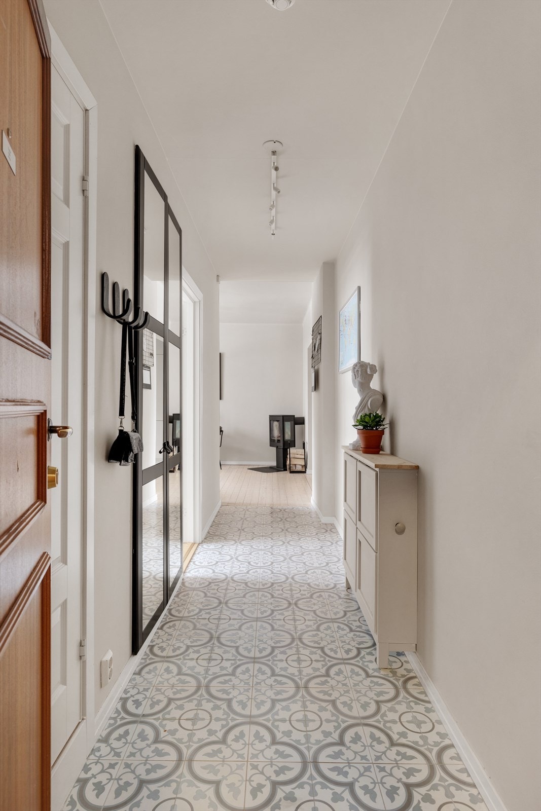 Entréen har garderobe og skoskap for oppbevaring av yttertøy og sko Galleribilde
