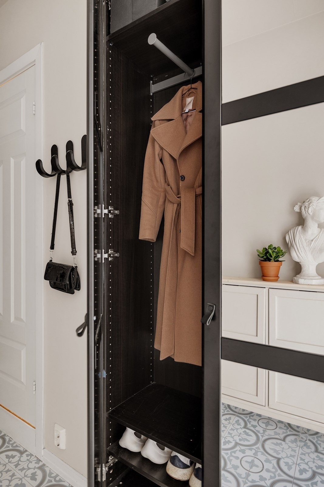 Skyvedørsgarderobe med god oppbevaringsplass Galleribilde