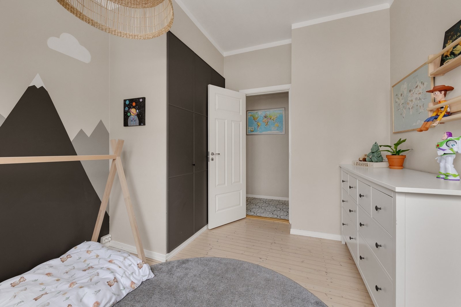 Rommet har et innebygget garderobeskap med god lagring Galleribilde