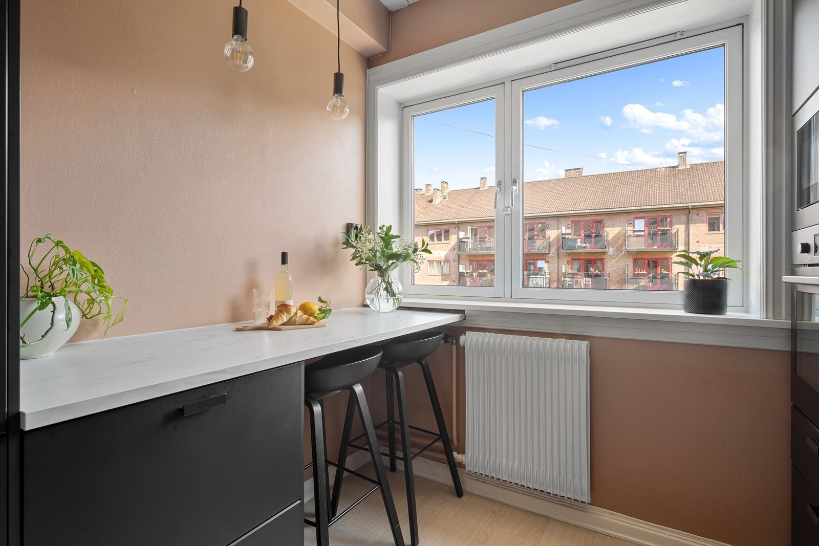 Fra vinudet kommer morgensolen inn. Et supert sted å starte dagen med en god frokost. Galleribilde