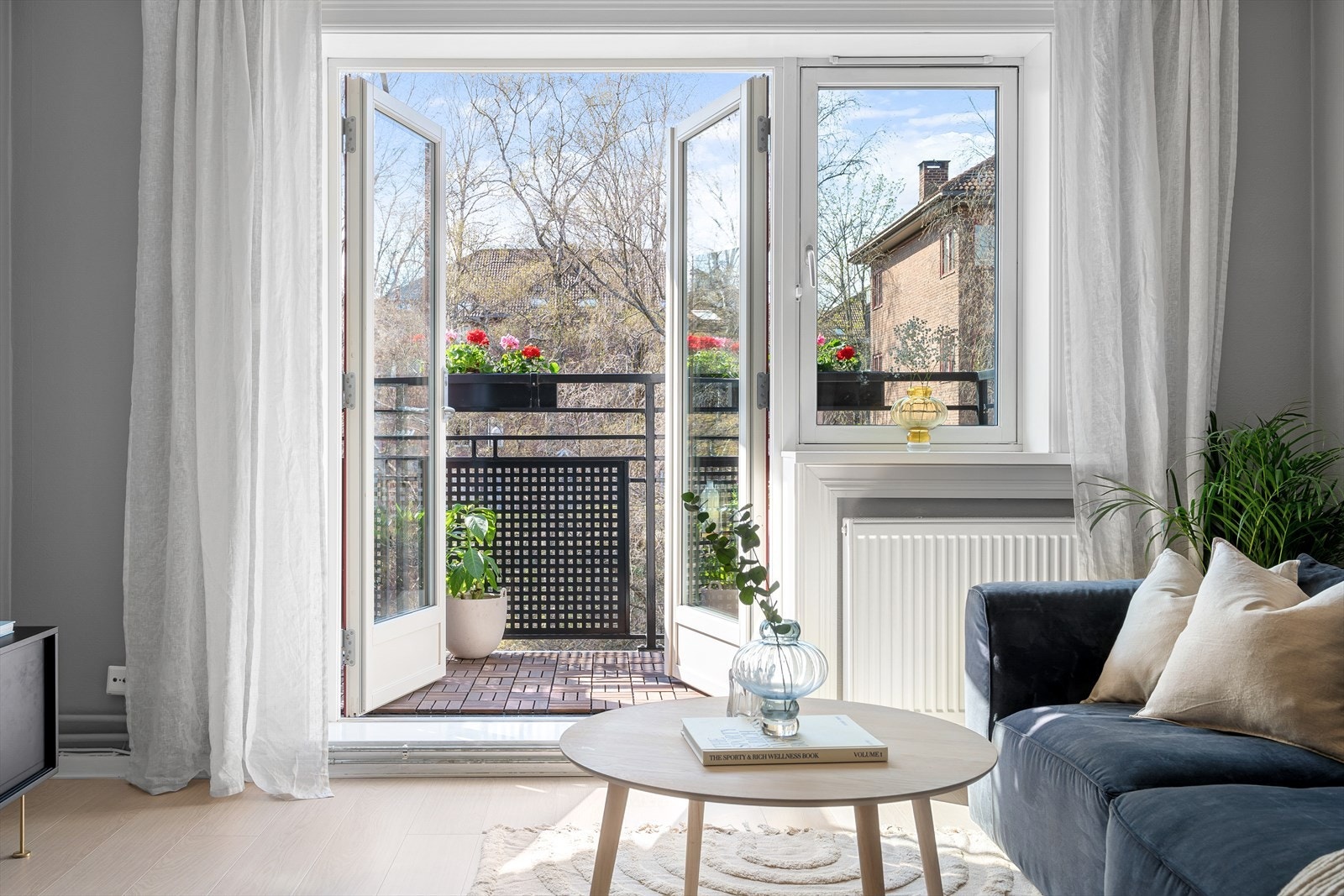 Balkongen fungerer som en forlengelse av stuen i sommerhalvåret. Galleribilde