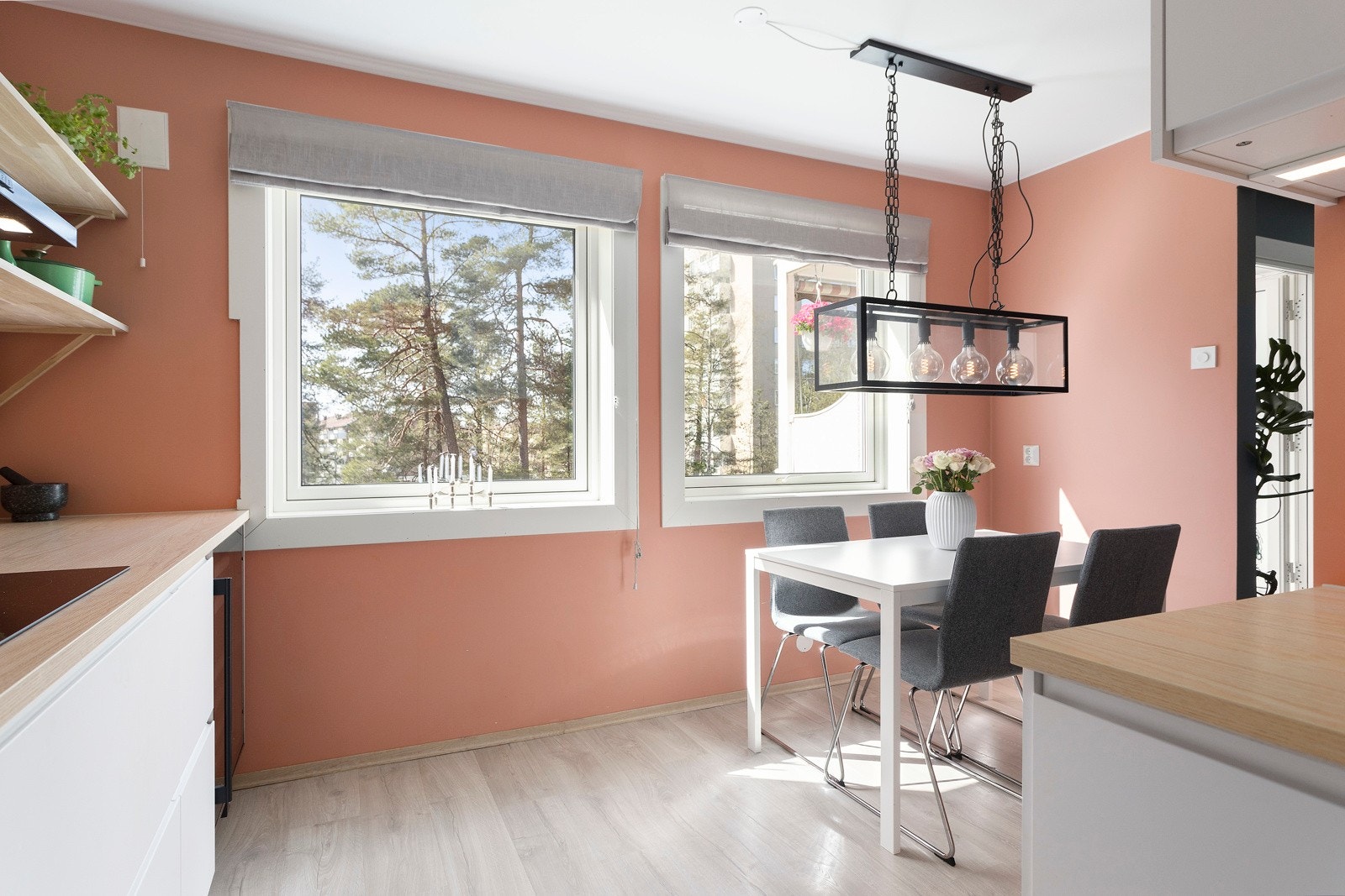 Boligen har en meget god planløsning med kjøkken i delvis åpen løsning ut mot stue Galleribilde