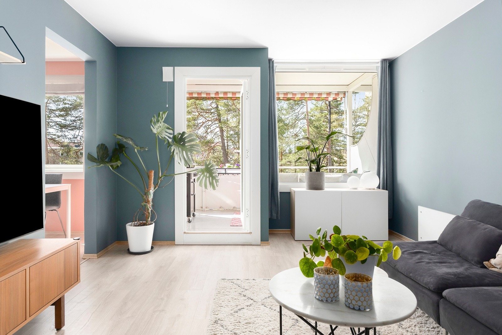 Stuen har utgang til vestvendt balkong på ca. 8 m² Galleribilde