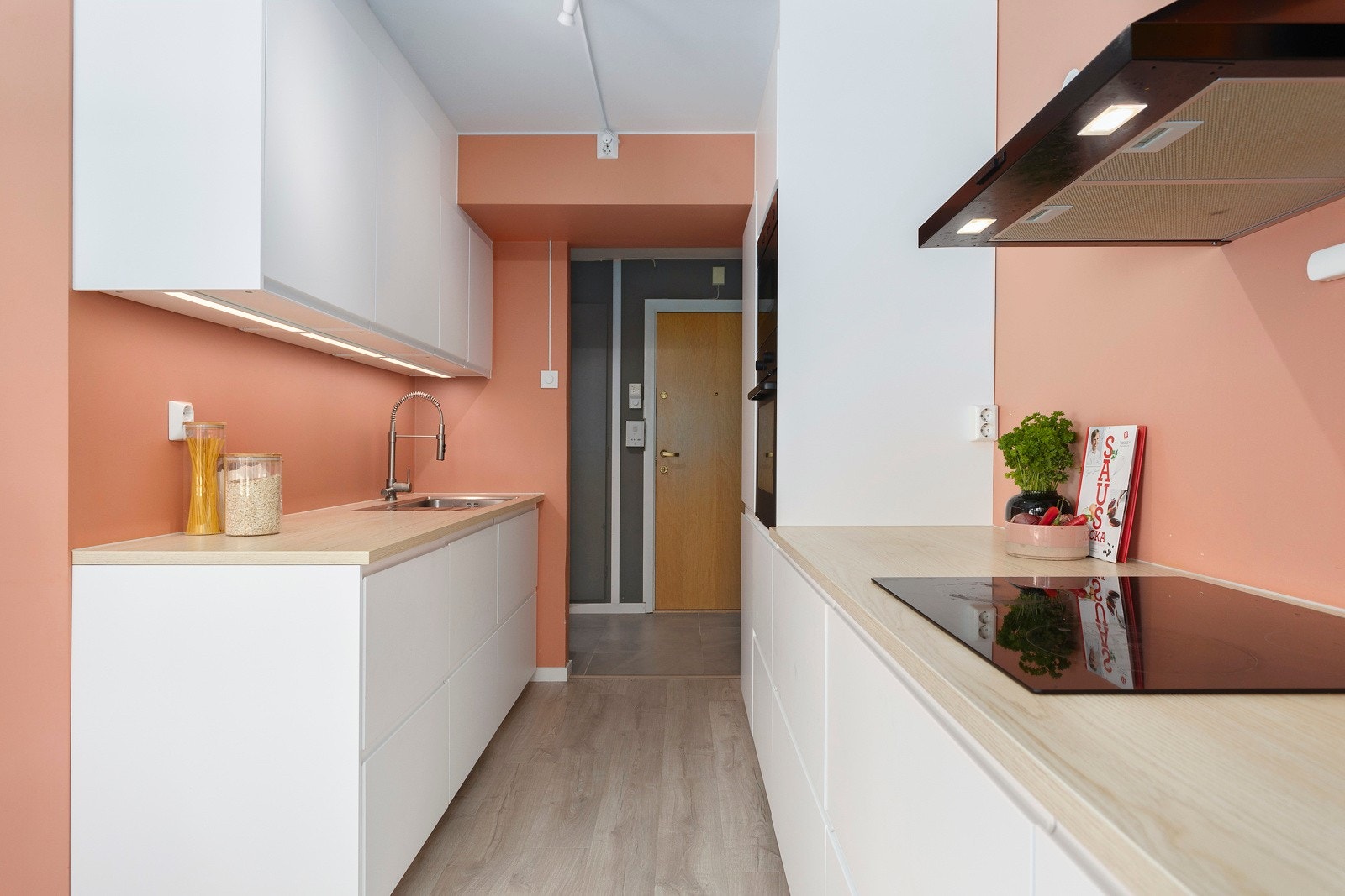 Integrert oppvaskmaskin (IKEA), induksjonstopp (Siemens), mikrobølgeovn og stekeovn (IKEA) og kjøle -/fryseskap (IKEA) Galleribilde