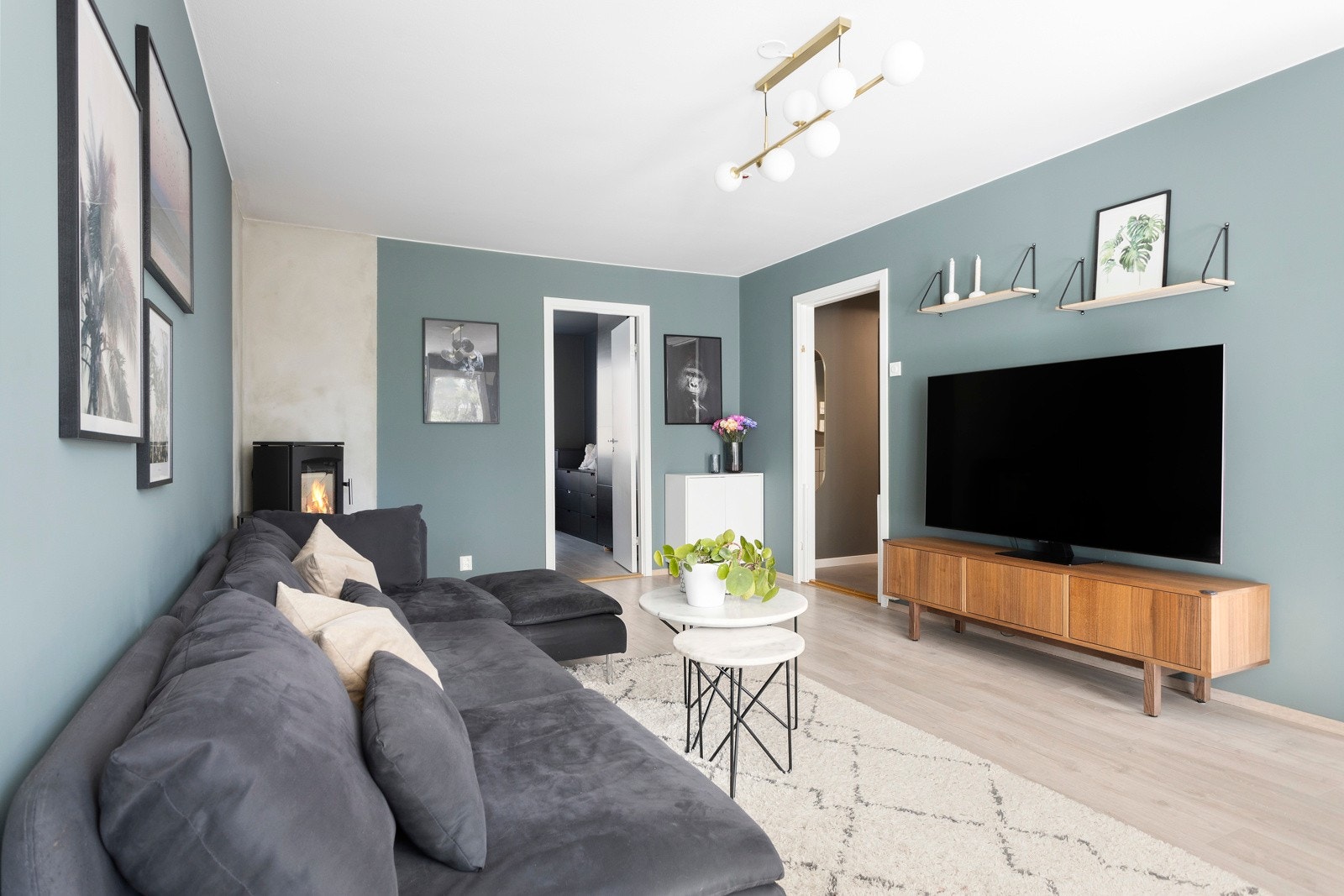 Stuen gir god plass for sofaløsning med tilhørende møblement Galleribilde