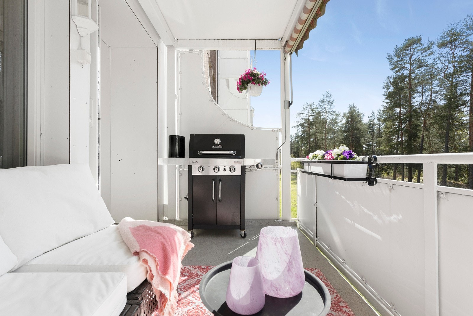 Balkongen med mulighet for grilling på sommeren Galleribilde