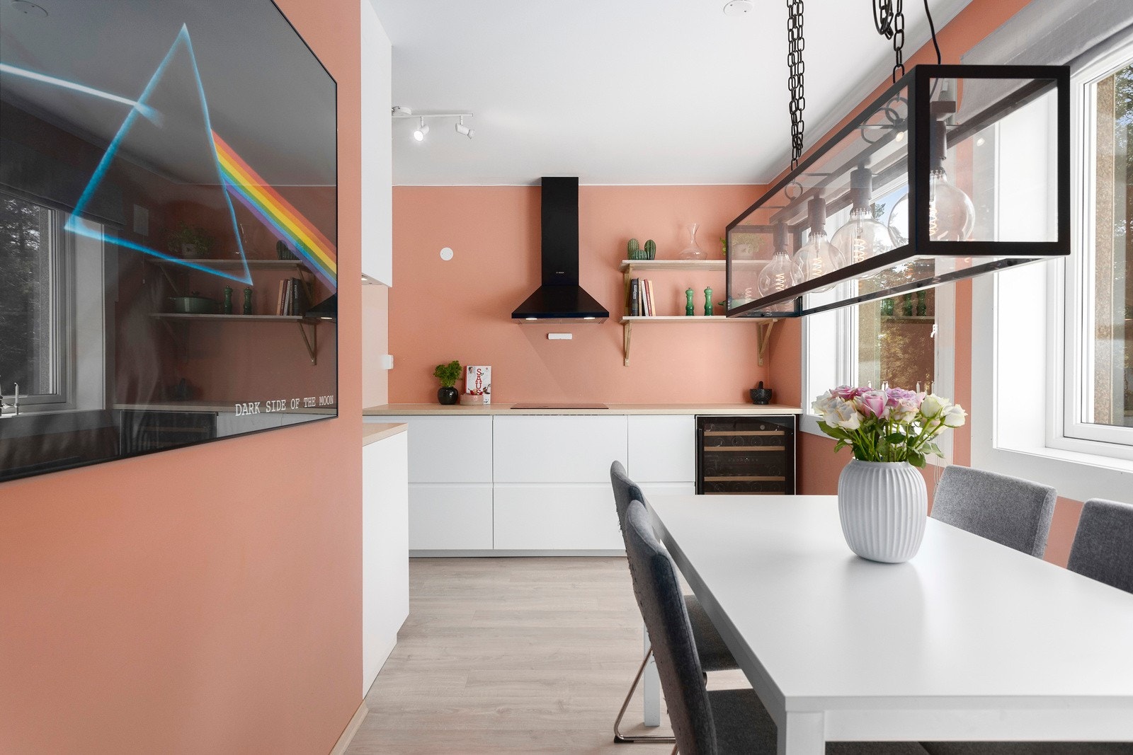 Kjøkkenet gir god plass til spisebord ved vinduet Galleribilde