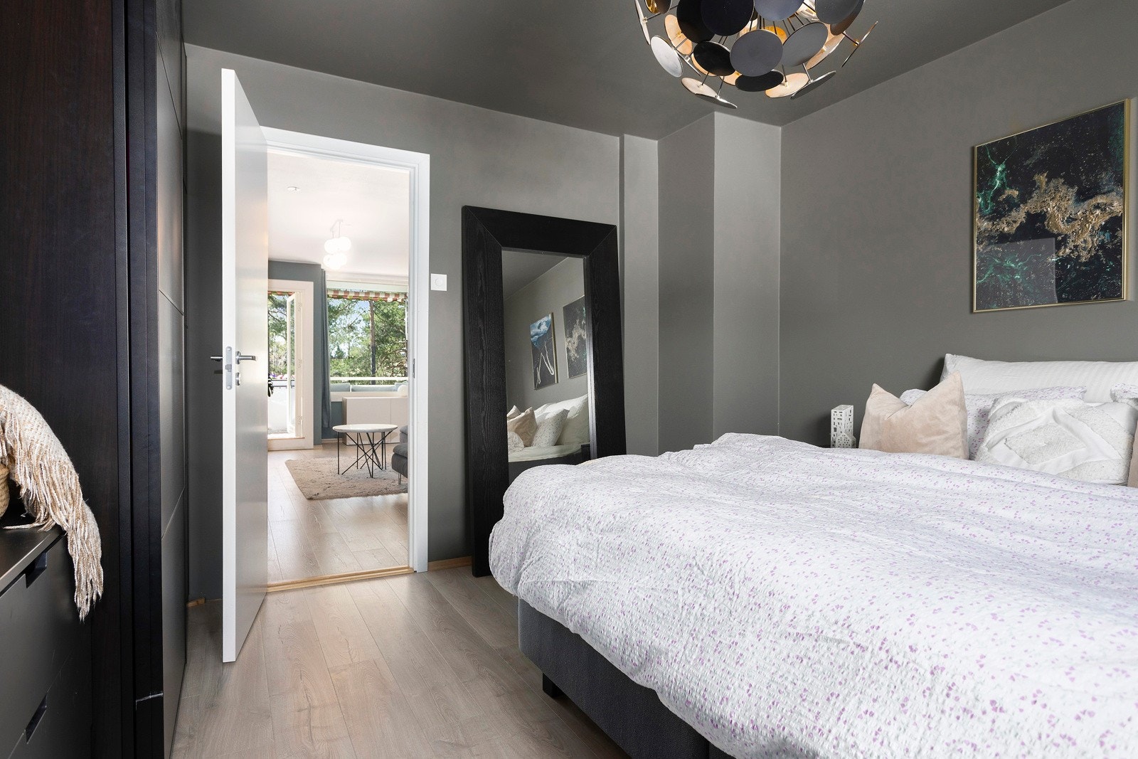 Hovedsoverommet har god plass til dobbeltseng og garderobe Galleribilde