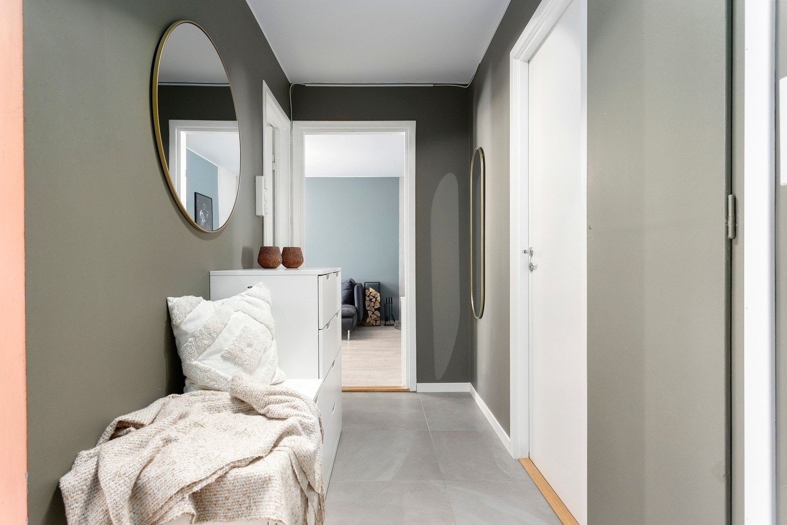 Flislagt entré fra 2021 med god plass til sko og oppheng av ytterklær Galleribilde