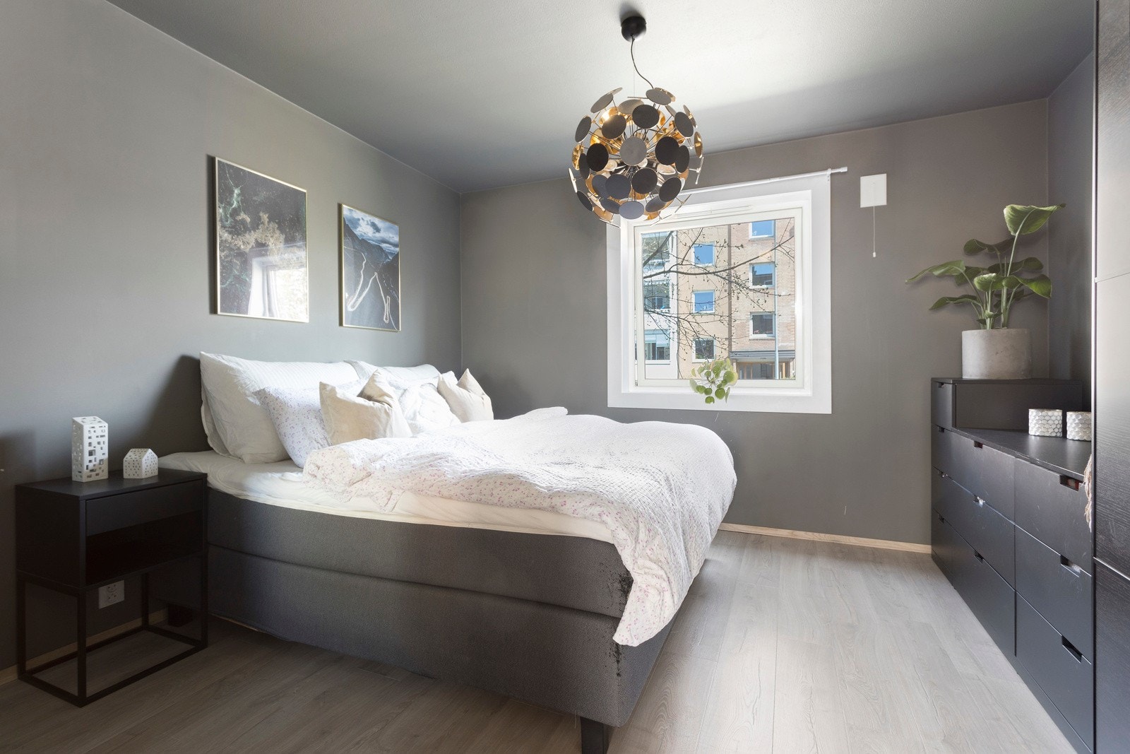 Boligen inneholder to soverom, hvor alle er av god størrelse og har fine lysforhold Galleribilde