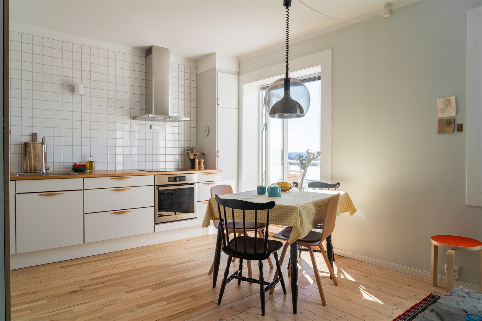 Integrert i innredningen er induksjon platetopp, stekeovn, oppvaskmaskin og kjøl/frys. Over platetoppen er det montert en
kjøkkenventilator med kullfilter som renser luften før den føres ut i kjøkkenrommet igjen. Galleribilde