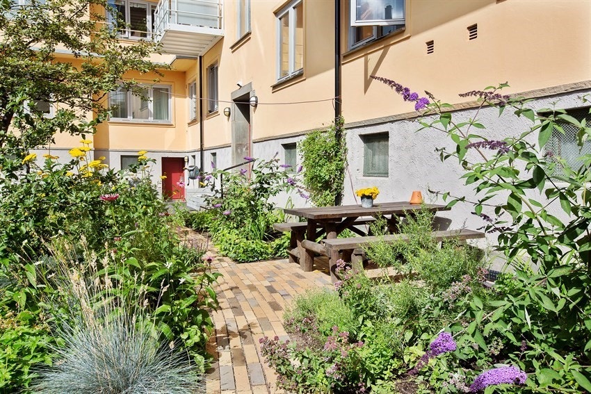 Frodig og idyllisk bakgård Galleribilde