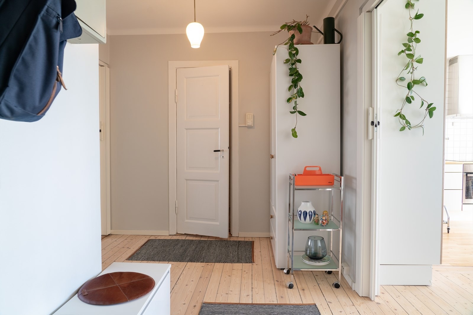 Entréen er lys og luftig, med god plass til å henge fra seg yttertøyet og sette fra seg skoene. Galleribilde