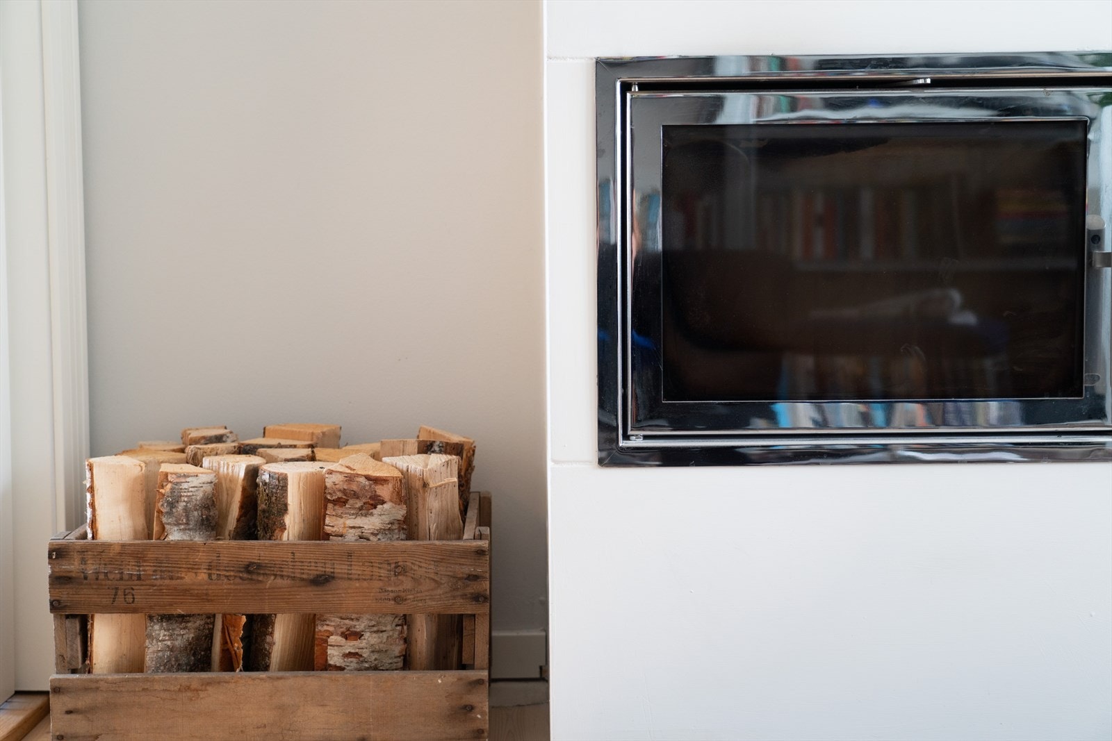 Her finner du en flott elementpeis som holder deg varm når gradestokken kryper nedover. Det er god lagringsplass til ved i kjelleren, og 10 sekker ved kan følge salget av leiligheten. Galleribilde
