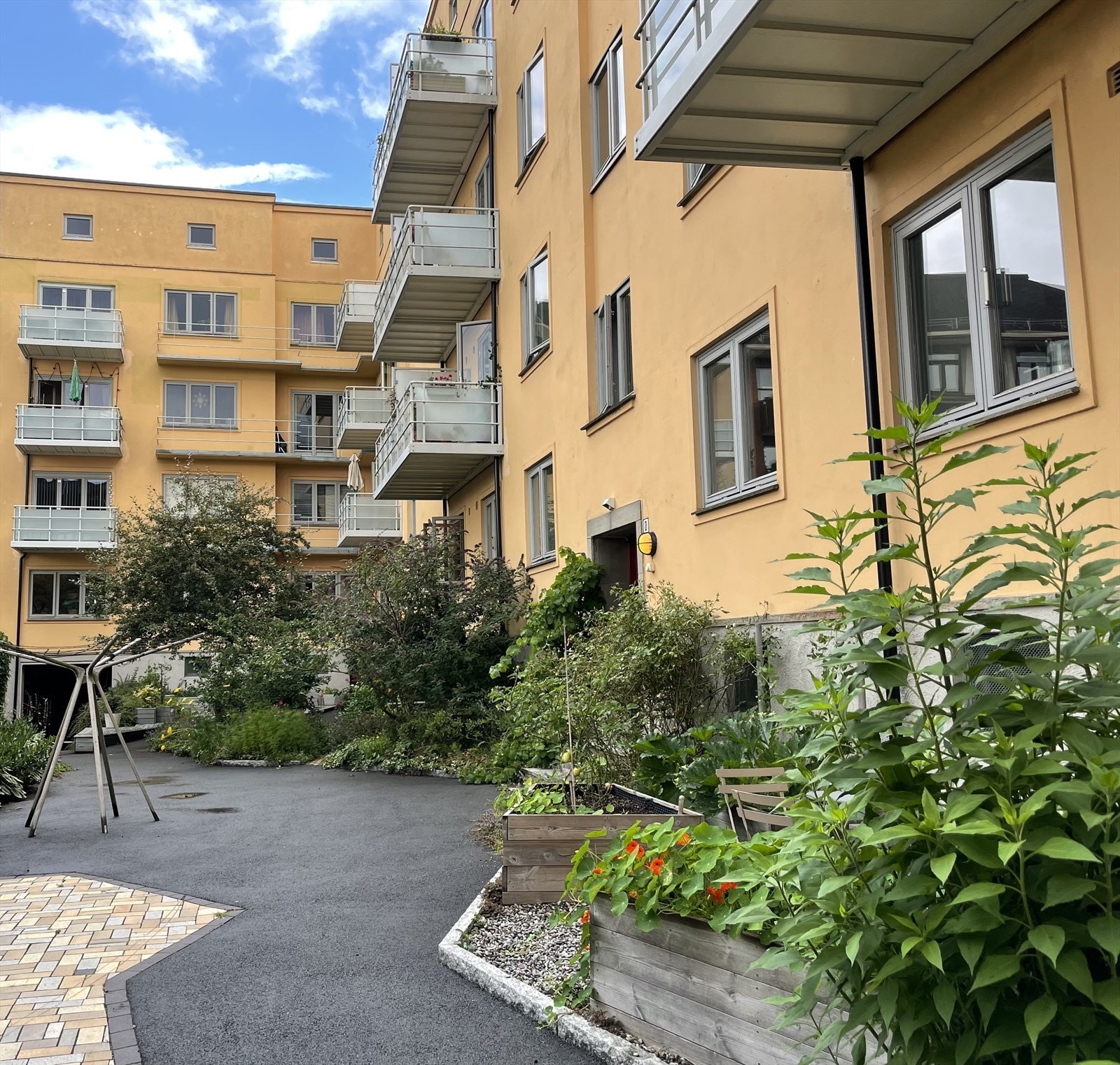 I den pågående oppgraderingen av vinduer og fasader vil nye vinduskarmer bli grønne og fasaden blir beholdt i en gul nyanse. Selgers eget bilde. Galleribilde