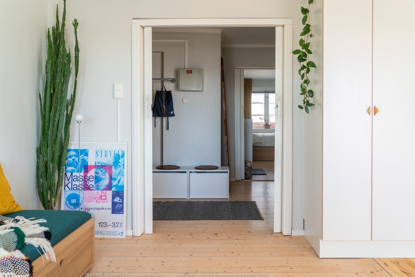Det er satt inn spesialtilpassede foldedører fra Saxi fra gang til kjøkken/stue og soverom av nåværende eier for å beholde det gjennomgående lyset. Galleribilde