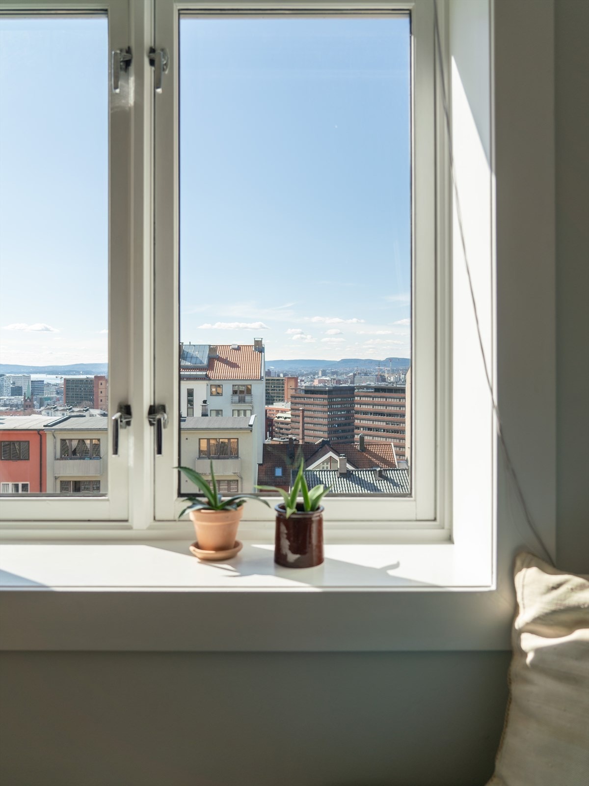 Leiligheten er gjennomgående, med vinduer på begge sider. Dette gir godt med lysinnslipp og naturlig lys. Galleribilde