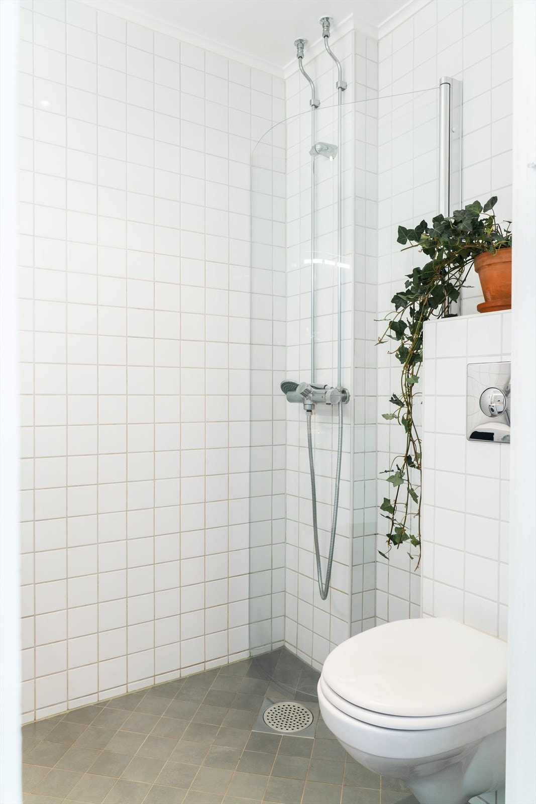 Det flislagte badet er lyst og innbydende. Nye gulvfliser og varmekabler ble lagt i 2018. Galleribilde