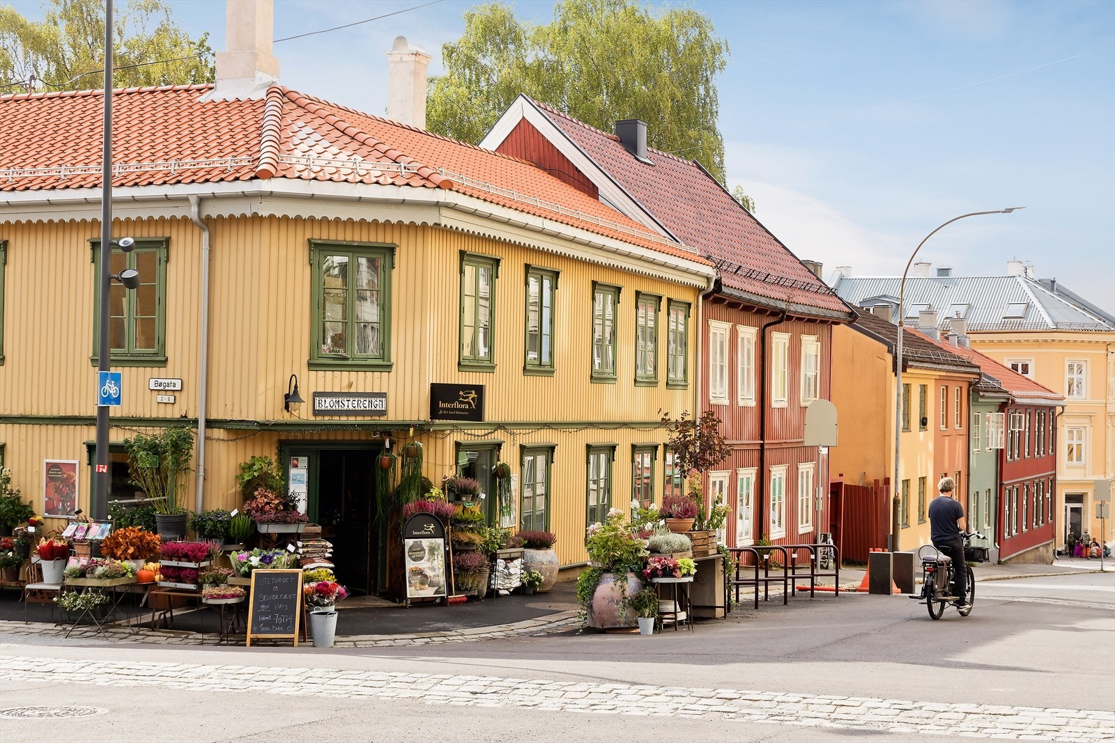 Kampen ligger høyt og fritt, og er kjent for sitt særegne, trivelige og idylliske bomiljø. En unik blanding av sjarmerende trehusbebyggelse og flotte teglsteinsgårder med store, grønne lunger. Galleribilde