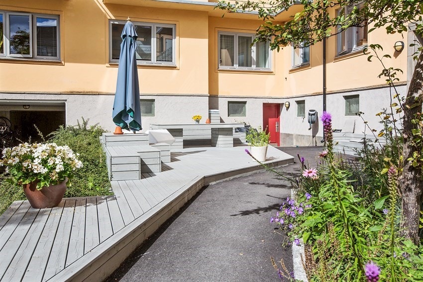 Meget pent opparbeidet med sittegrupper og beplantning Galleribilde