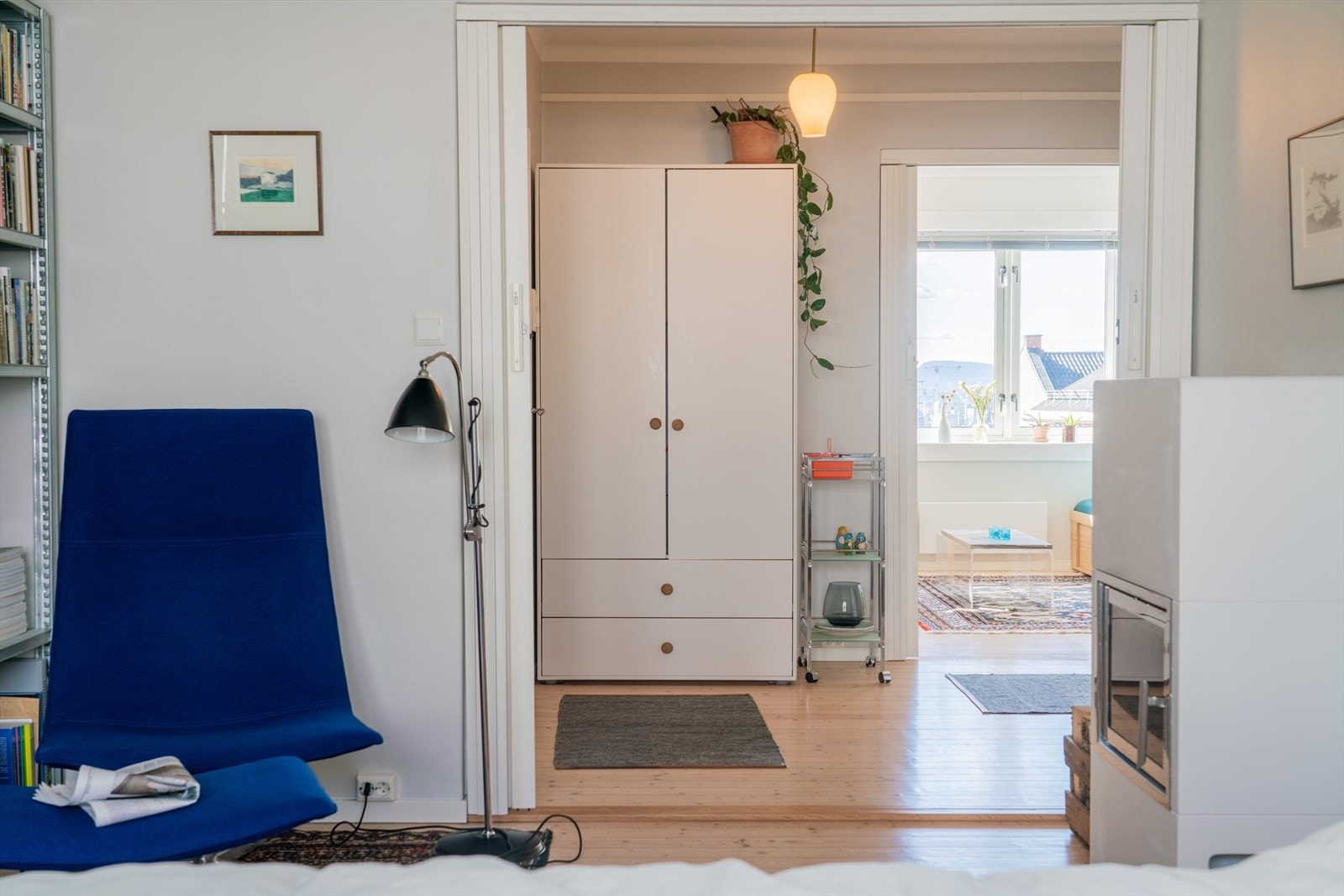Det er etablert ekstra store skyvedører mellom rommene for ekstra lysinnslipp. Soverommet har adkomst fra entréen. Galleribilde