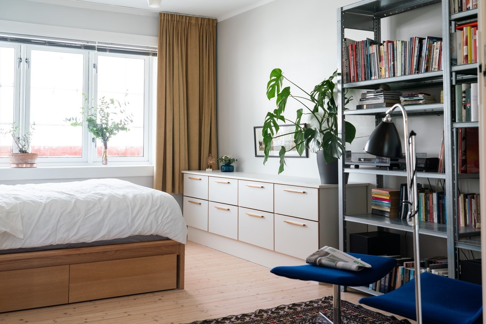 Det romslige soverommet var en gang brukt som stue. Her har du fantastisk lysinnslipp fra vindusrekken. Om ønskelig kan man bytte til opprinnelig planløsning ved å skille av kjøkken og stue igjen. Galleribilde