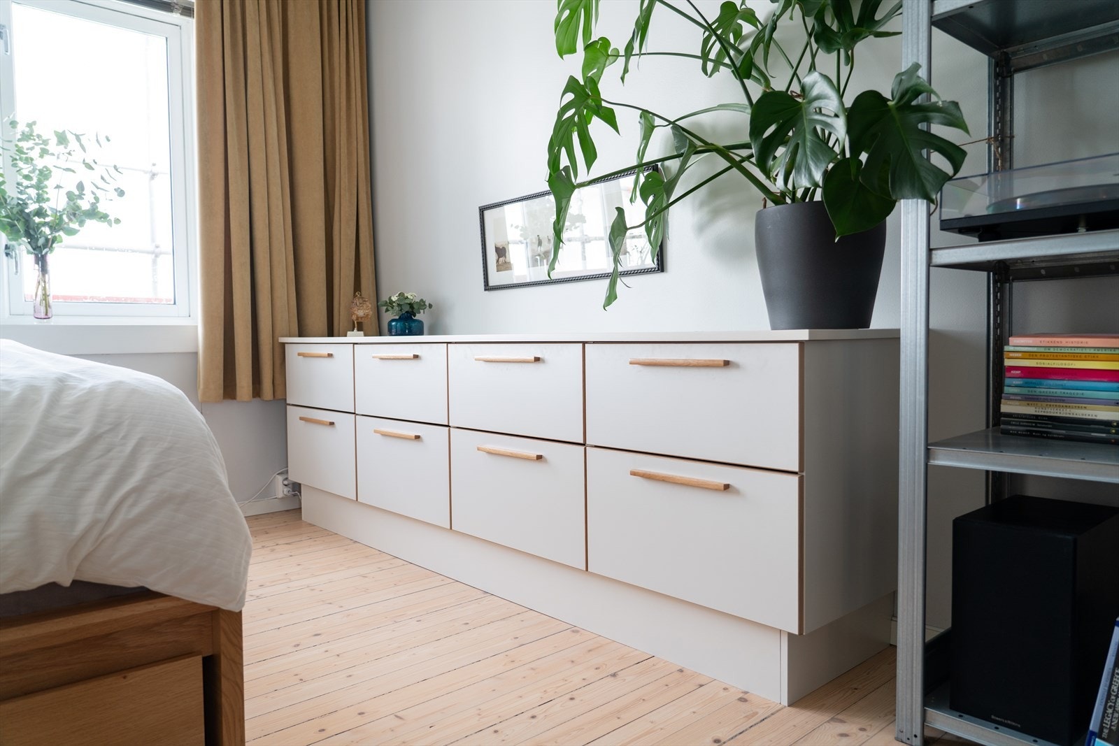 I hjørnet finner du en nydelig kommode som følger leiligheten ved salg. Galleribilde
