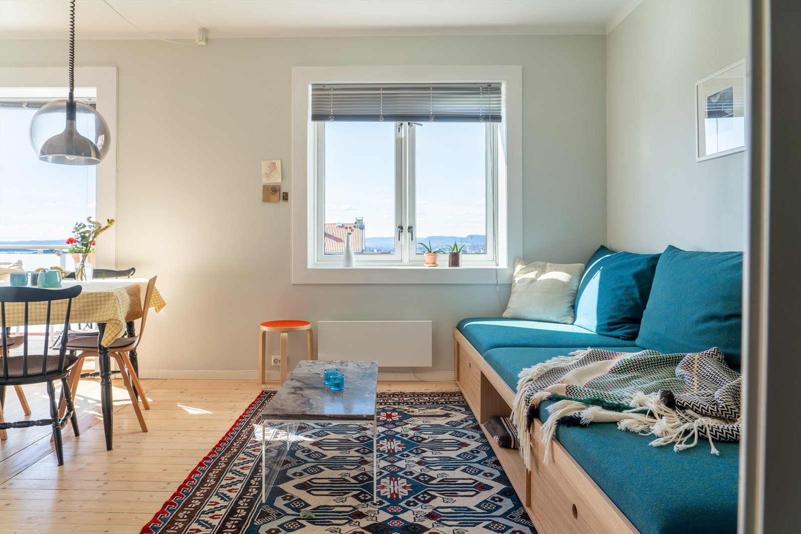 Med sin gode planløsning og behagelige atmosfære, oppleves leiligheten som åpen, lys og luftig. Galleribilde