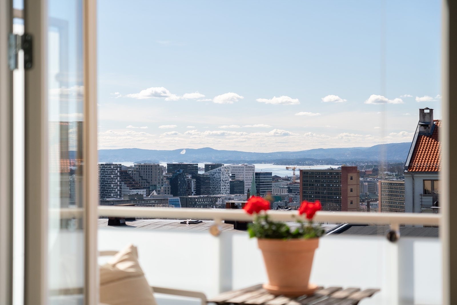 Velkommen til Sons gate 3C, beliggende på vakre Kampen. Her kan man slå opp balkongdøren og slippe solen inn. Fantastisk utsikt over Oslofjorden og Bjørvika! Galleribilde