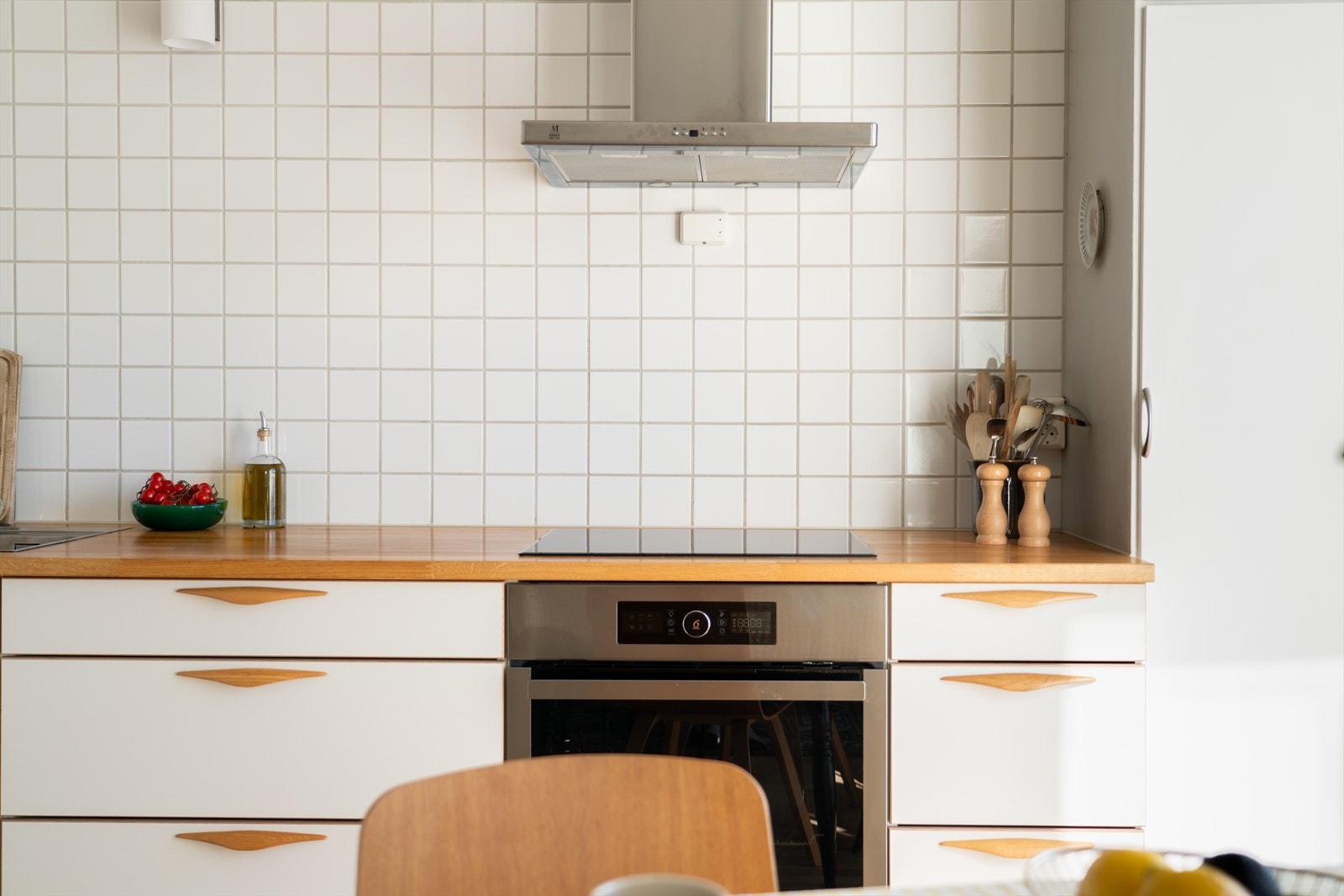 Kjøkkenet ble byttet i 2017, og har et lyst og tidløst inntrykk. Innredningen er fra kvalitetsmerket HTH med slette fronter og heltre eik benkeplate. Komfyrvakt og waterguard er installert. Galleribilde