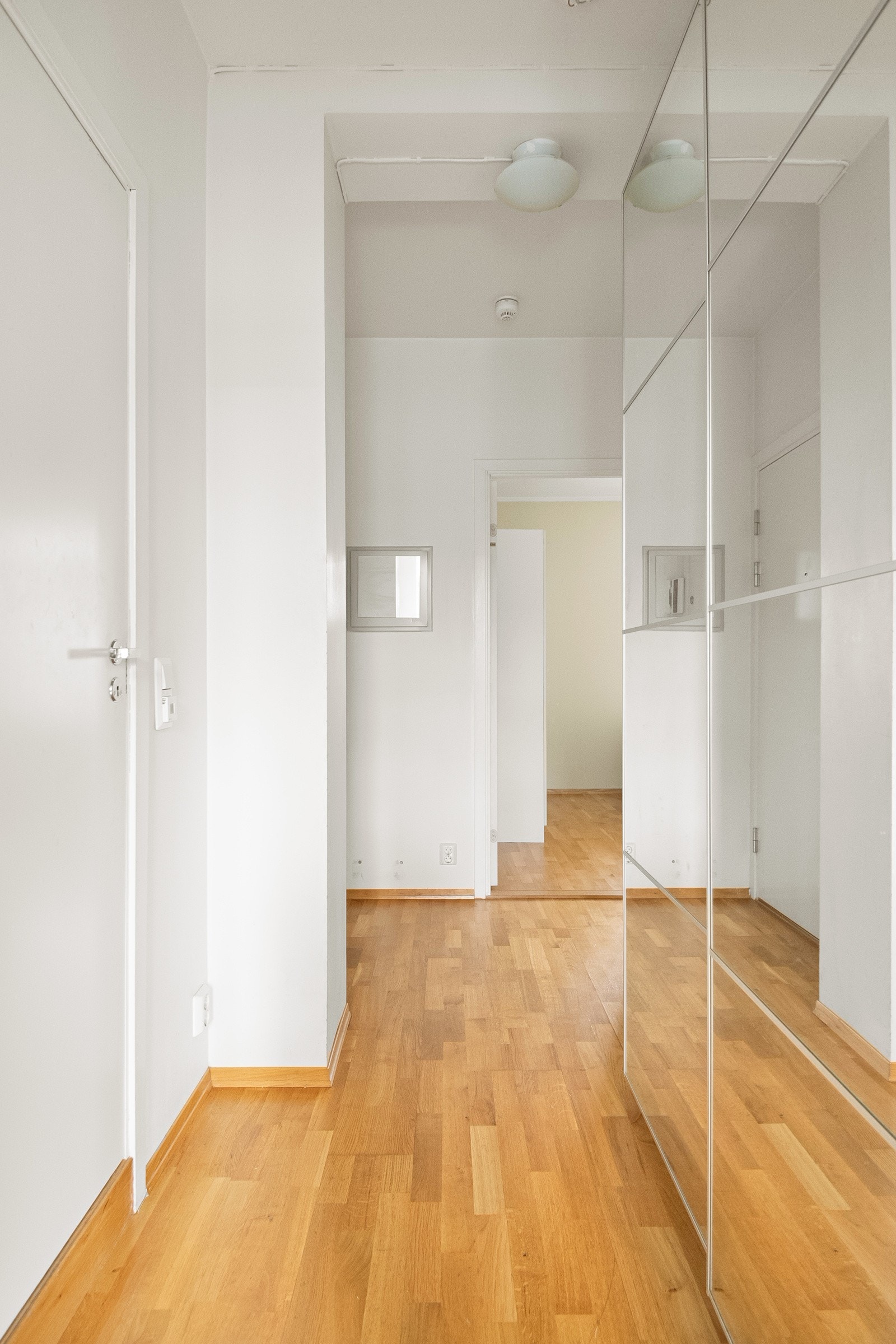 I entreen er er det et dobbelt garderobeskap med plass til sko og yttertøy. Galleribilde