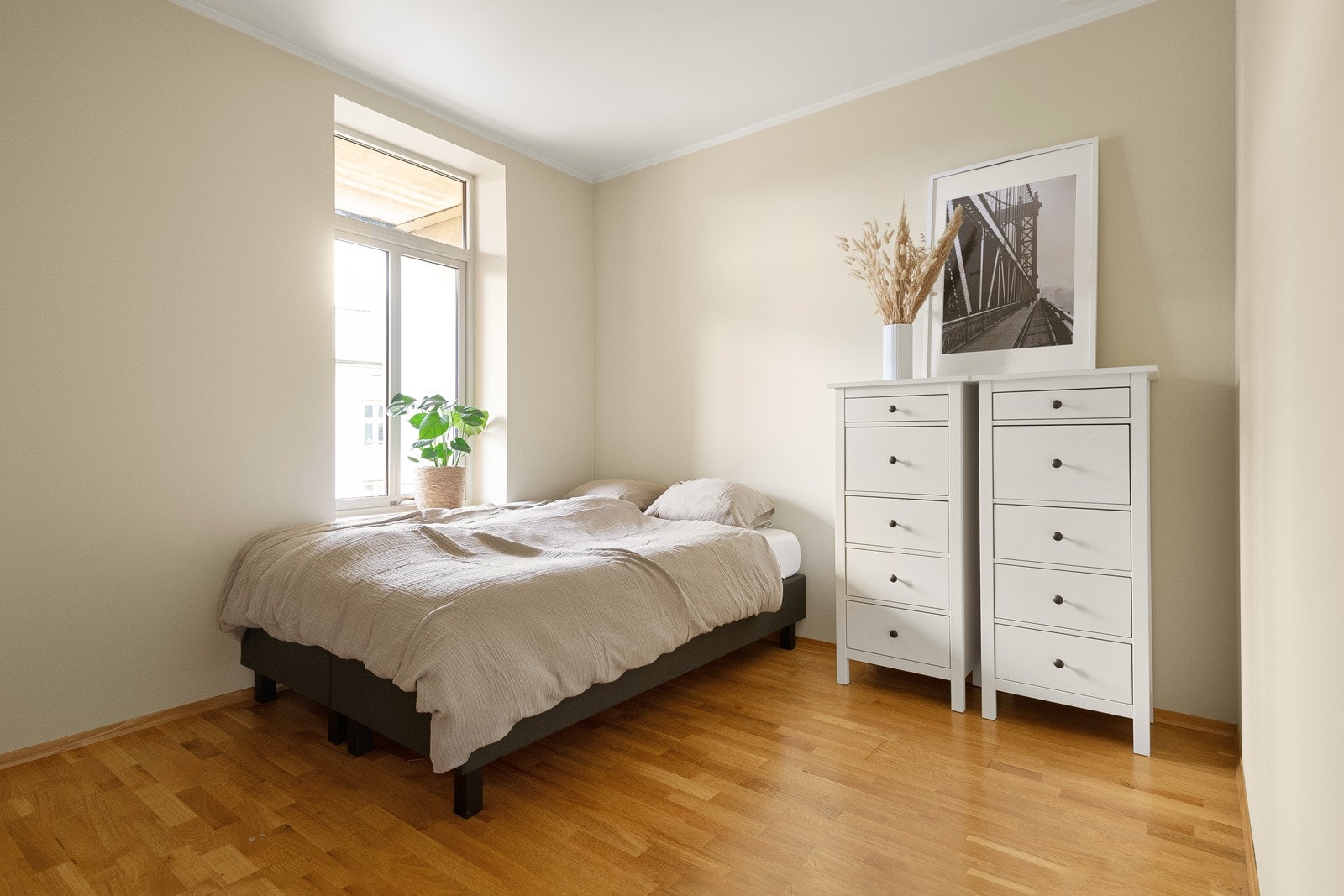 Leilighetens største soverom er romslig med god plass til dobbeltseng og garderober. Galleribilde