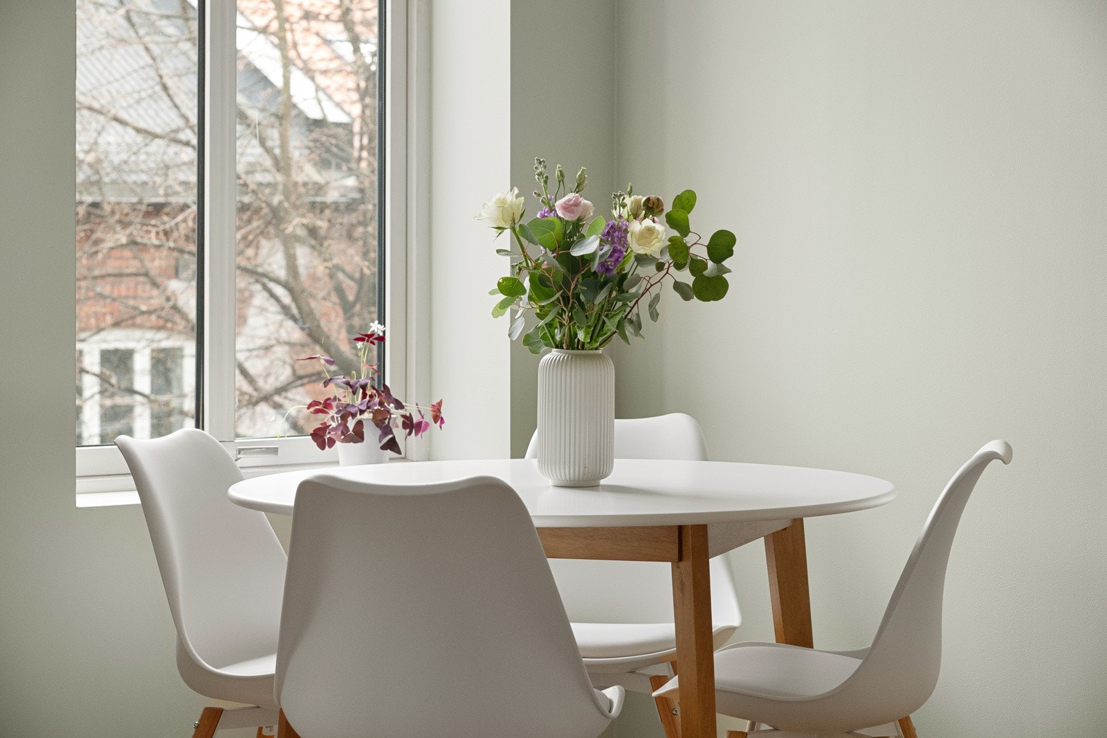 Oppholdsrommet og begge soverommene er nylig malt i fine og tidsriktige farger. Galleribilde