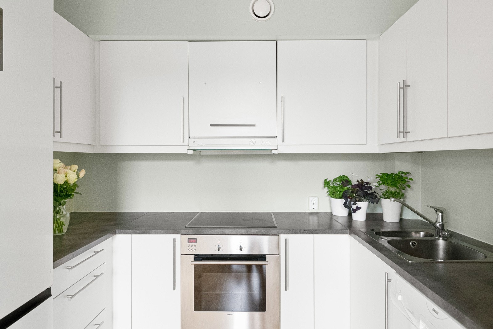 Kjøkkenet er fra 2004 og har integrerte hvitevarer som medfølger salget. Galleribilde