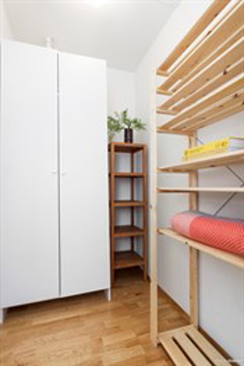 En innvendig bod gir mer enn nok lagringsplass for det man behøver i hverdagen. I tillegg disponerer leiligheten en kjellerbod på 4 kvm. Galleribilde