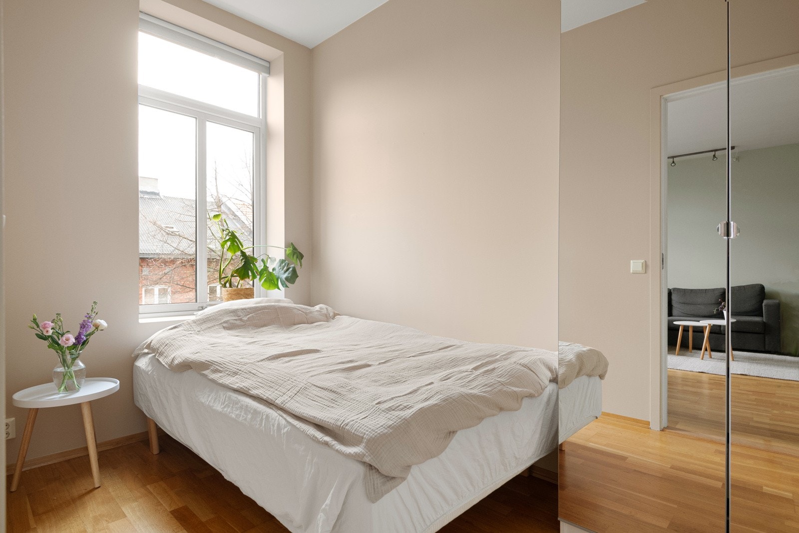 Rommet er noe mindre enn det andre soverommet, men har plass til både dobbeltseng og garderobeskap. Galleribilde