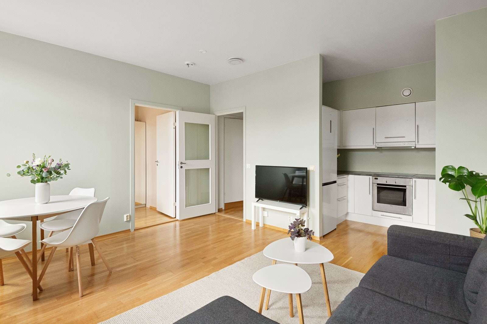 Den åpne løsningen mellom stuen og kjøkkenet er både sosial og praktisk. Galleribilde